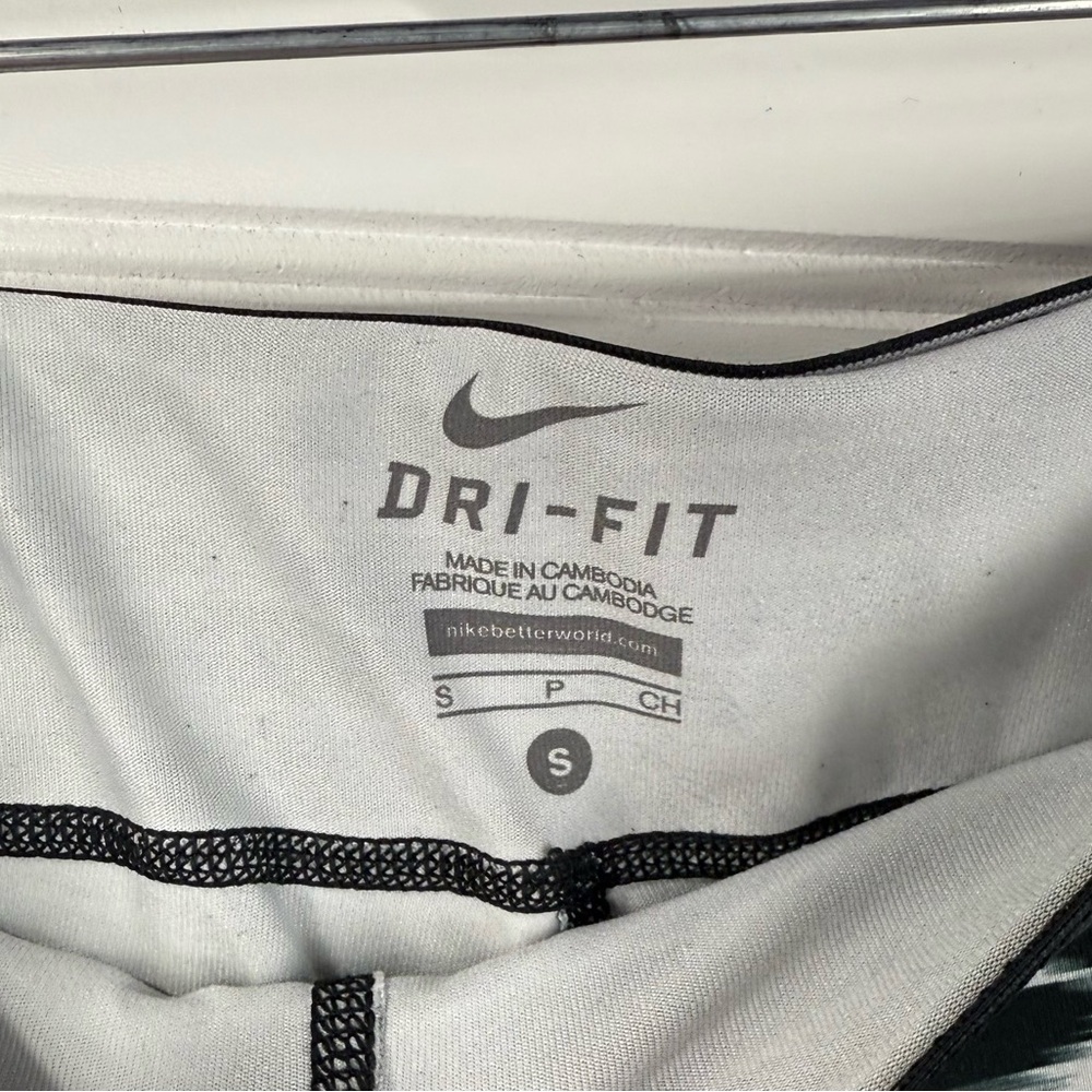 Nike women’s relay Dri-Fit black & white pattern athletic legging. Size small - Picture 10 of 10